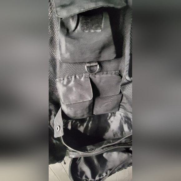 Black Outdoor Utility Vest - Picture 5 of 9